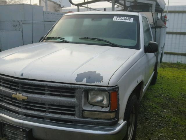 1GBGC34R6YR227169 - 2000 CHEVROLET GMT-400 C3 WHITE photo 2