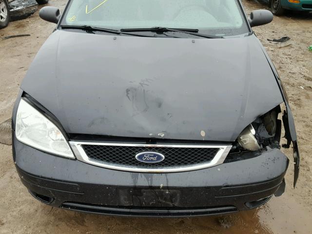 1FAFP34N65W230519 - 2005 FORD FOCUS ZX4 BLACK photo 7