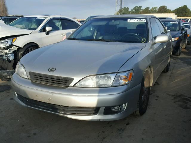 JT8BF28G1Y5082239 - 2000 LEXUS ES 300 SILVER photo 2