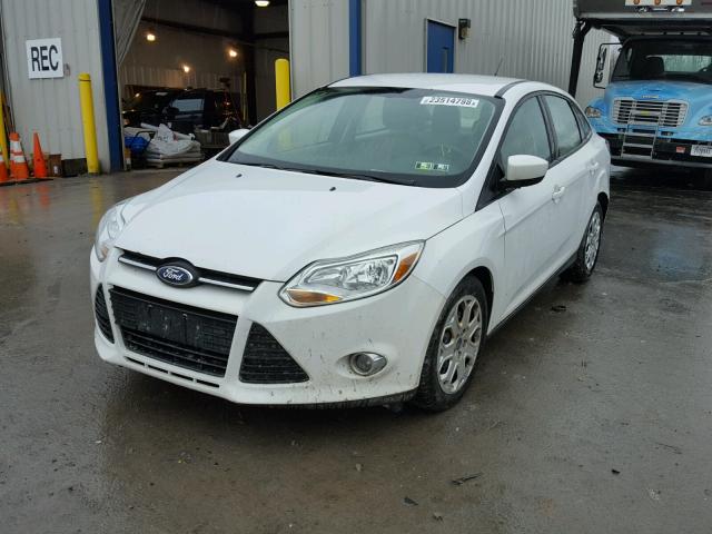 1FAHP3F21CL126627 - 2012 FORD FOCUS SE WHITE photo 2