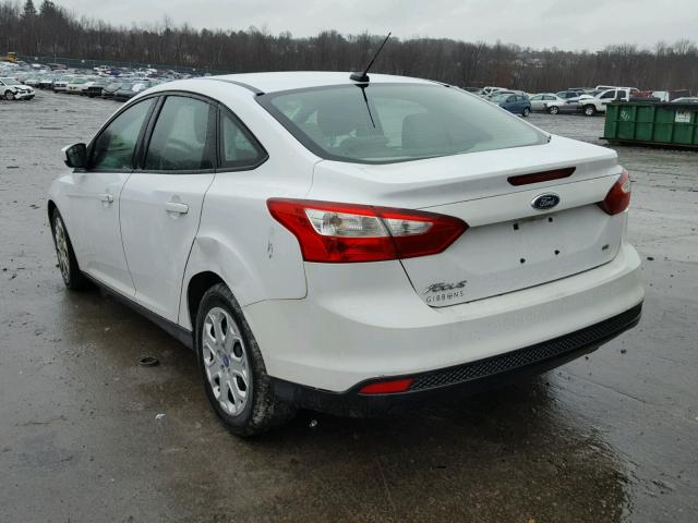 1FAHP3F21CL126627 - 2012 FORD FOCUS SE WHITE photo 3