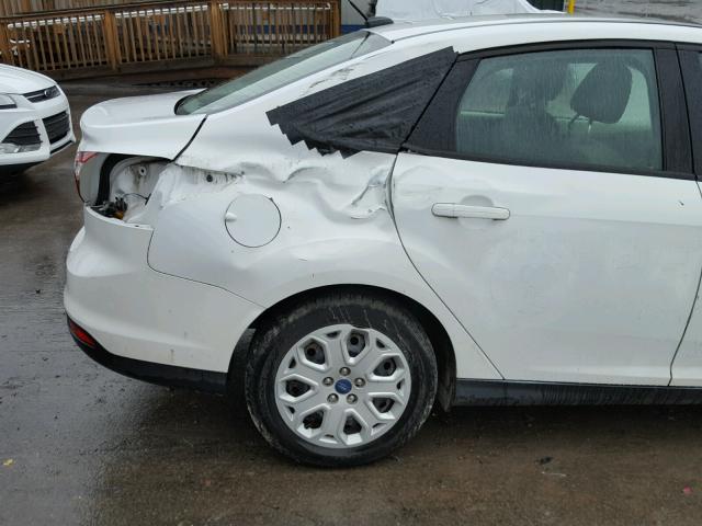 1FAHP3F21CL126627 - 2012 FORD FOCUS SE WHITE photo 9