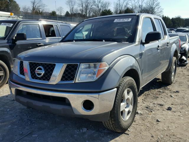 1N6AD07U75C452208 - 2005 NISSAN FRONTIER C GRAY photo 2