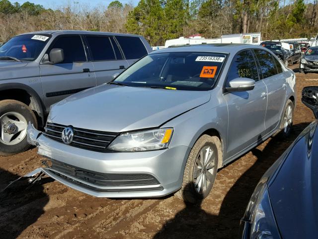 3VWD17AJ9FM242612 - 2015 VOLKSWAGEN JETTA SE SILVER photo 2