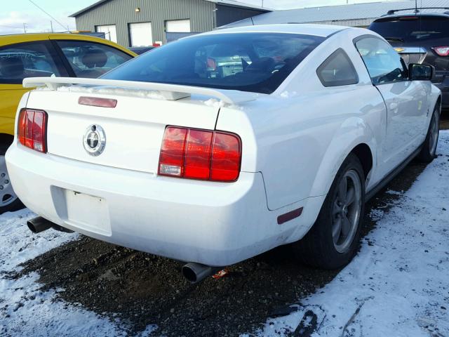 1ZVHT80N465231061 - 2006 FORD MUSTANG WHITE photo 4