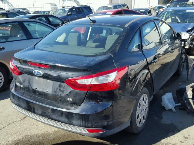 1FAHP3F25CL250903 - 2012 FORD FOCUS SE BLACK photo 4