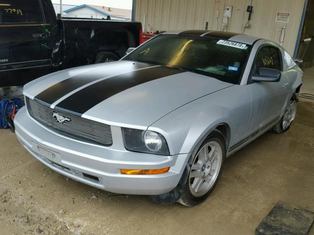 1ZVFT80N475277370 - 2007 FORD MUSTANG SILVER photo 2