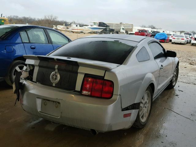 1ZVFT80N475277370 - 2007 FORD MUSTANG SILVER photo 4