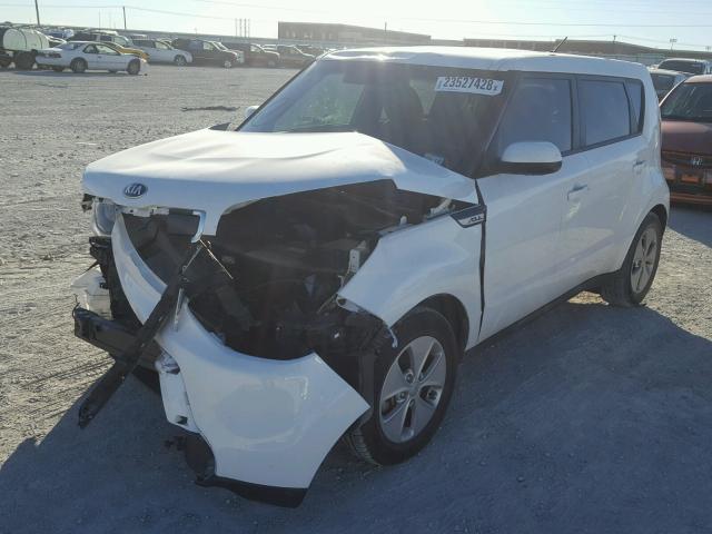 KNDJN2A25F7128039 - 2015 KIA SOUL WHITE photo 2