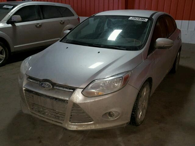 1FAHP3M26CL439983 - 2012 FORD FOCUS SEL SILVER photo 2