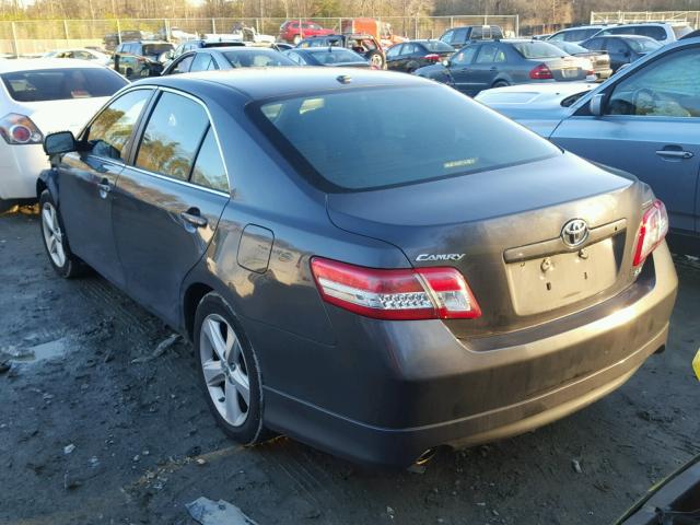 4T1BF3EK8BU653296 - 2011 TOYOTA CAMRY BASE GRAY photo 3