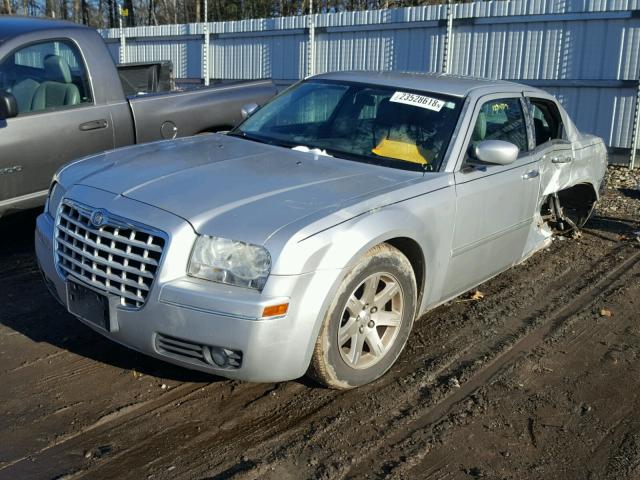 2C3KA53G97H835228 - 2007 CHRYSLER 300 TOURIN SILVER photo 2