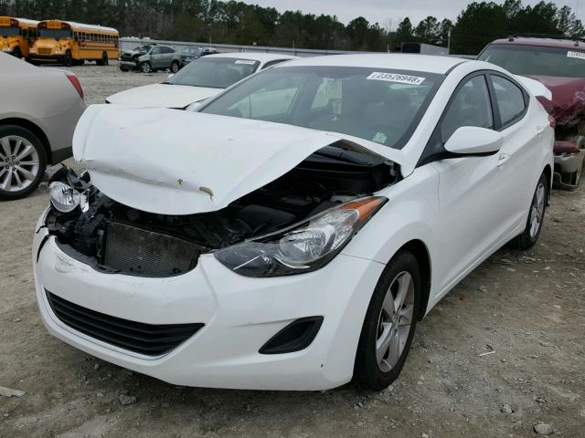 5NPDH4AE8DH268444 - 2013 HYUNDAI ELANTRA GL WHITE photo 2