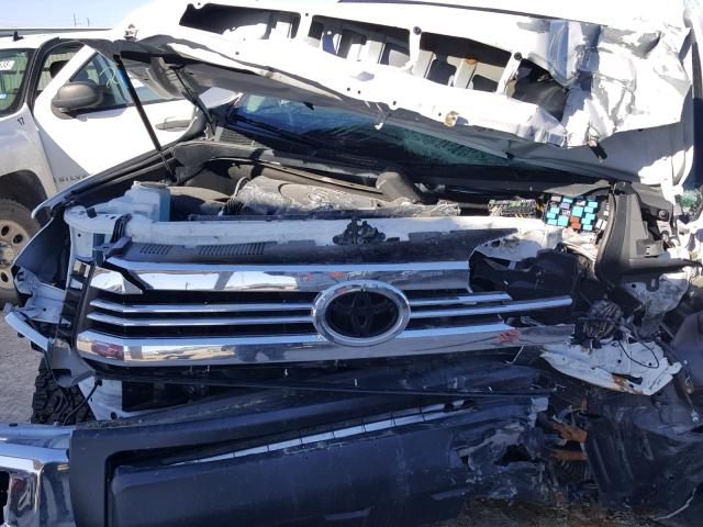 5TFDW5F18HX610924 - 2017 TOYOTA TUNDRA CRE WHITE photo 7