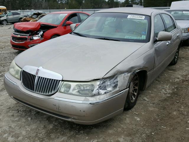 1LNHM82W92Y658858 - 2002 LINCOLN TOWN CAR S TAN photo 2