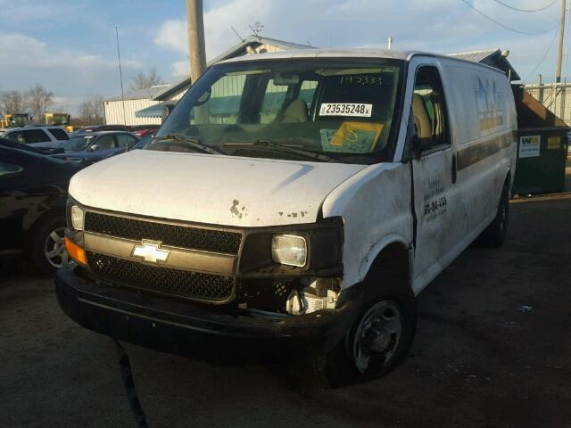 1GCGG29C481115225 - 2008 CHEVROLET EXPRESS G2 WHITE photo 2