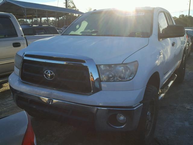 5TFRM5F18AX001852 - 2010 TOYOTA TUNDRA DOU WHITE photo 2