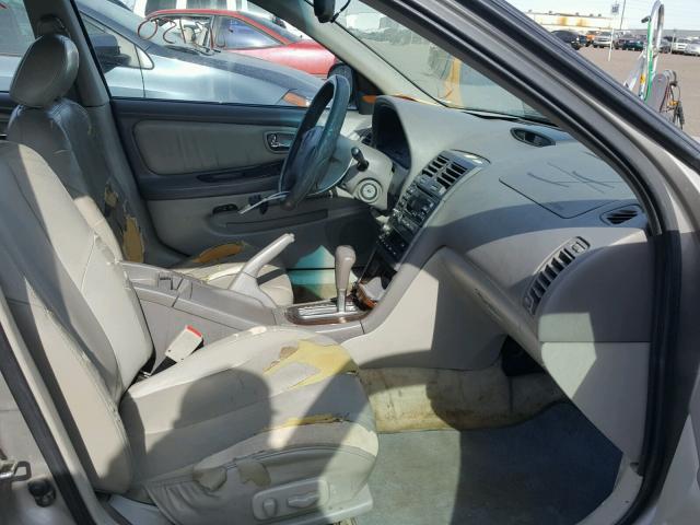 JN1CA31D51T827332 - 2001 NISSAN MAXIMA GXE SILVER photo 5