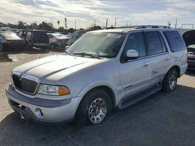 5LMRU27L4WLJ39264 - 1998 LINCOLN NAVIGATOR SILVER photo 2