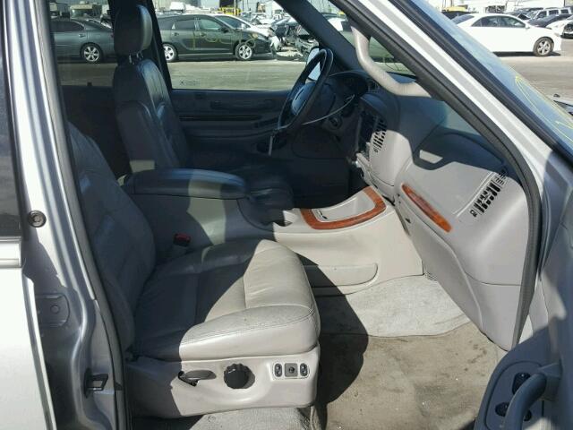 5LMRU27L4WLJ39264 - 1998 LINCOLN NAVIGATOR ვერცხლისფერი ფოტო 5