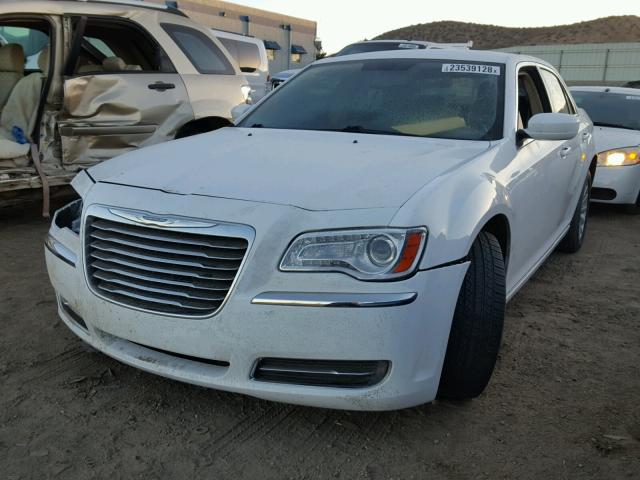 2C3CCAAG0CH175486 - 2012 CHRYSLER 300 WHITE photo 2