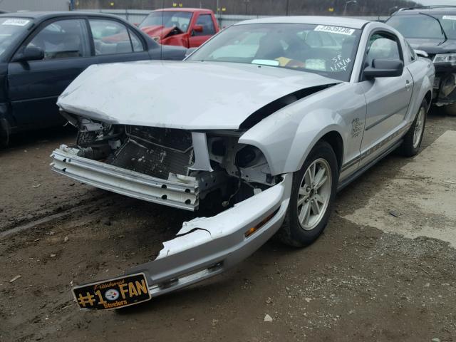 1ZVFT80N765179206 - 2006 FORD MUSTANG SILVER photo 2