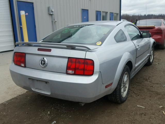 1ZVFT80N765179206 - 2006 FORD MUSTANG SILVER photo 4