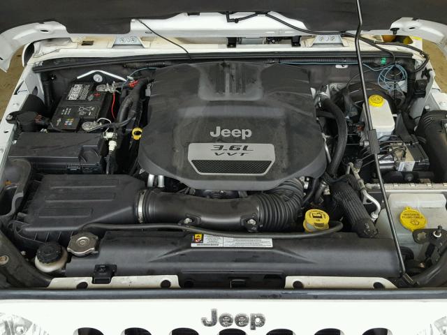 1C4BJWEG8CL176523 - 2012 JEEP WRANGLER U WHITE photo 7