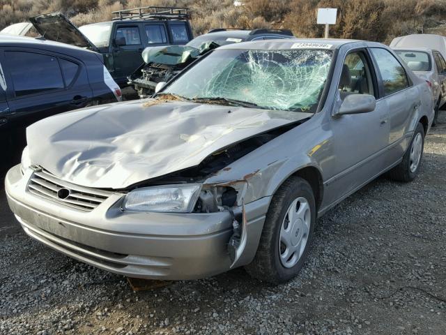 JT2BF28K9W0100348 - 1998 TOYOTA CAMRY LE GOLD photo 2