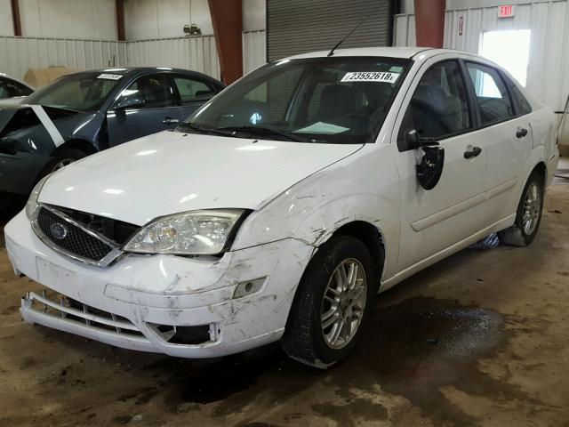 1FAFP34N97W254218 - 2007 FORD FOCUS ZX4 WHITE photo 2