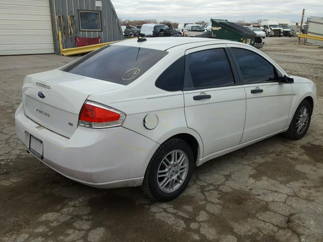 1FAHP3FNXAW184144 - 2010 FORD FOCUS SE WHITE photo 4