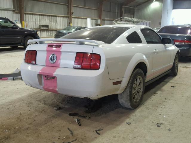 1ZVFT80N965153996 - 2006 FORD MUSTANG WHITE photo 4