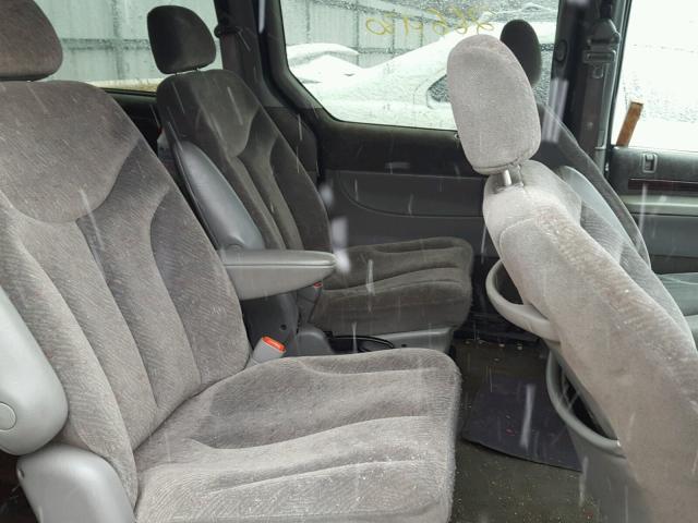 1C4GP44G5YB647289 - 2000 CHRYSLER TOWN & COU GREEN photo 6