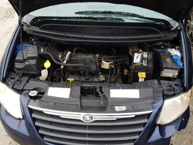 2C4GP44R55R325220 - 2005 CHRYSLER TOWN & COU BLUE photo 7