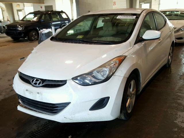 5NPDH4AE5BH003302 - 2011 HYUNDAI ELANTRA GL WHITE photo 2