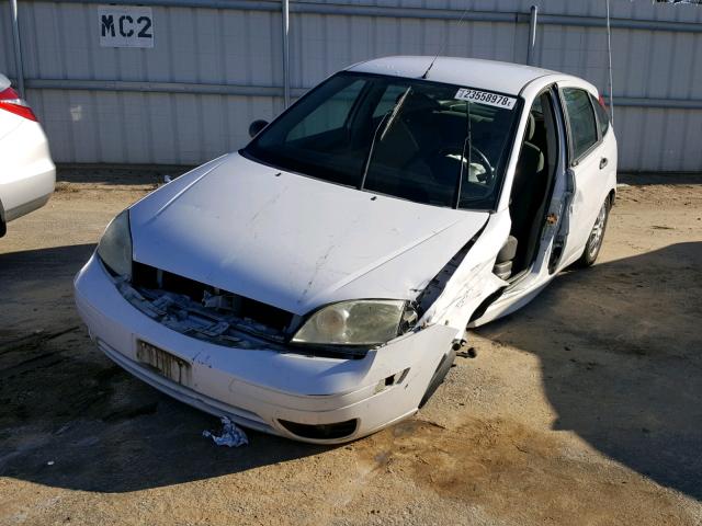 3FAFP37N65R110699 - 2005 FORD FOCUS ZX5 WHITE photo 2