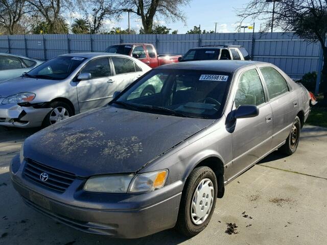 JT2BG22K1W0260097 - 1998 TOYOTA CAMRY CE GRAY photo 2