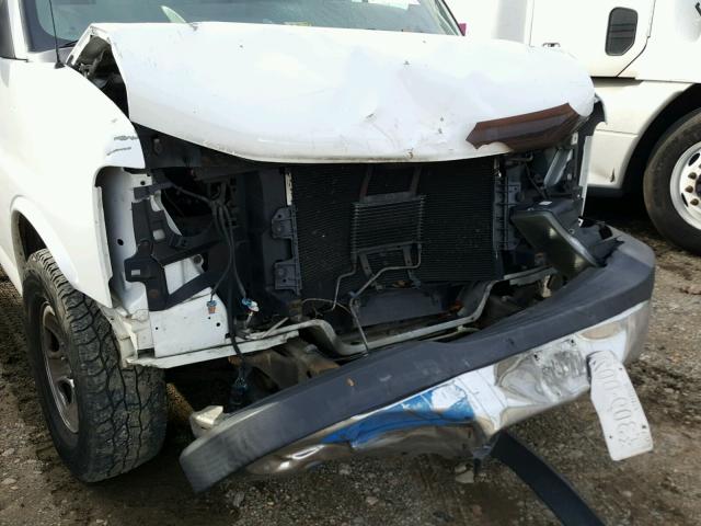 1GBHG31U251144057 - 2005 CHEVROLET EXPRESS G3 WHITE photo 9