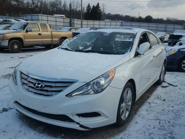 5NPEC4AC5DH695484 - 2013 HYUNDAI SONATA SE WHITE photo 2