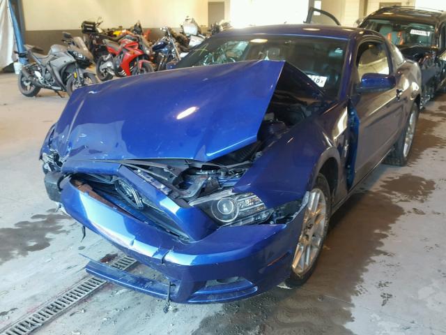 1ZVBP8AM7E5325658 - 2014 FORD MUSTANG BLUE photo 2