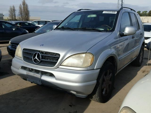 4JGAB72E1YA194667 - 2000 MERCEDES-BENZ ML 430 SILVER photo 2