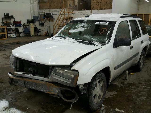 1GNDT13S852337823 - 2005 CHEVROLET TRAILBLAZE WHITE photo 2