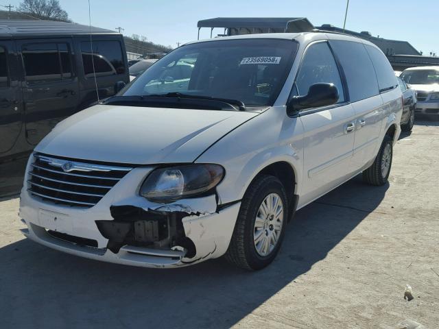 2C4GP44R65R375446 - 2005 CHRYSLER TOWN & COU WHITE photo 2