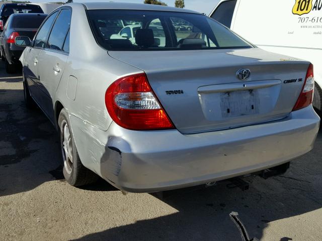 JTDBE32K740271184 - 2004 TOYOTA CAMRY LE SILVER photo 3