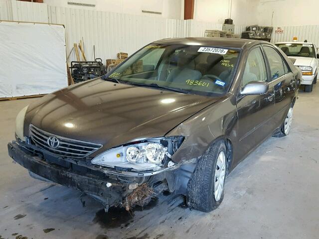 4T1BE32KX5U983601 - 2005 TOYOTA CAMRY LE GRAY photo 2