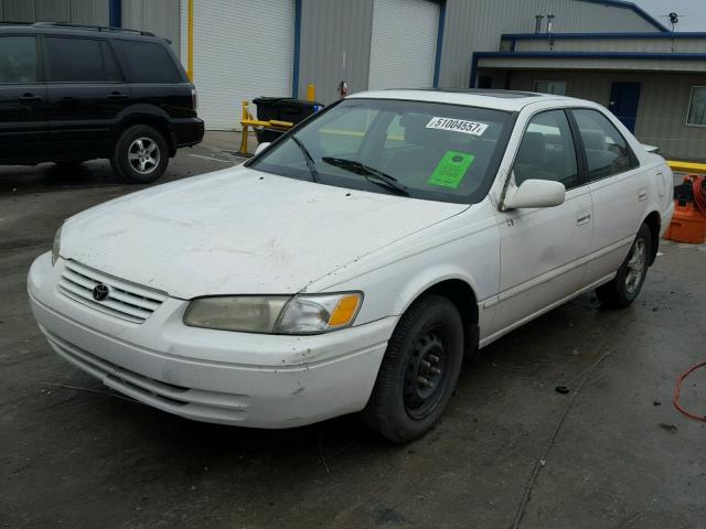 4T1BG22KXVU086119 - 1997 TOYOTA CAMRY CE WHITE photo 2