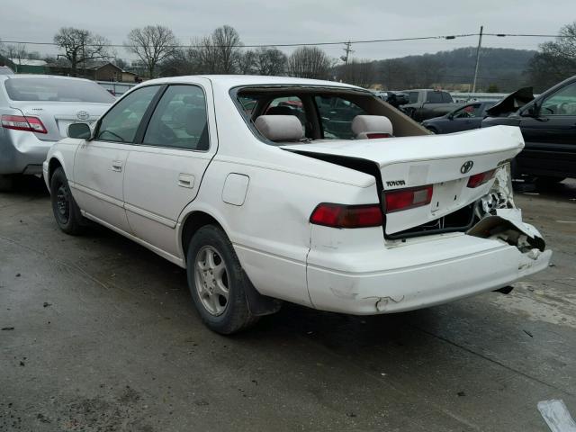 4T1BG22KXVU086119 - 1997 TOYOTA CAMRY CE WHITE photo 3