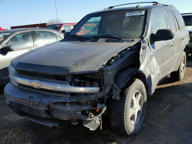 1GNDT13S652138804 - 2005 CHEVROLET TRAILBLAZE GRAY photo 2