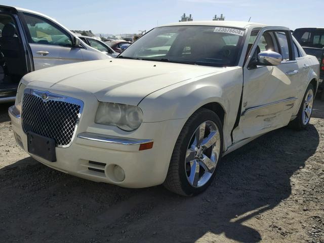 2C3KA53G28H334571 - 2008 CHRYSLER 300 TOURIN WHITE photo 2