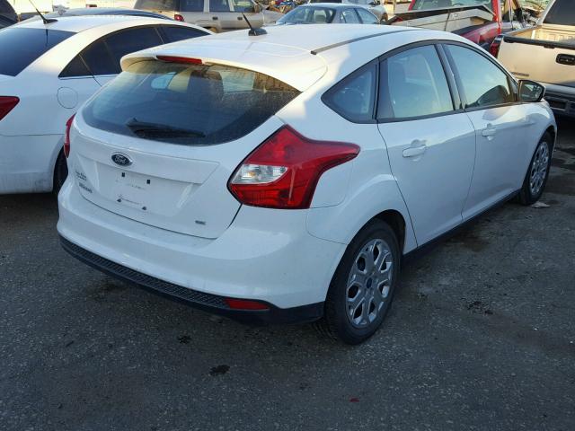 1FAHP3K21CL145958 - 2012 FORD FOCUS SE WHITE photo 4